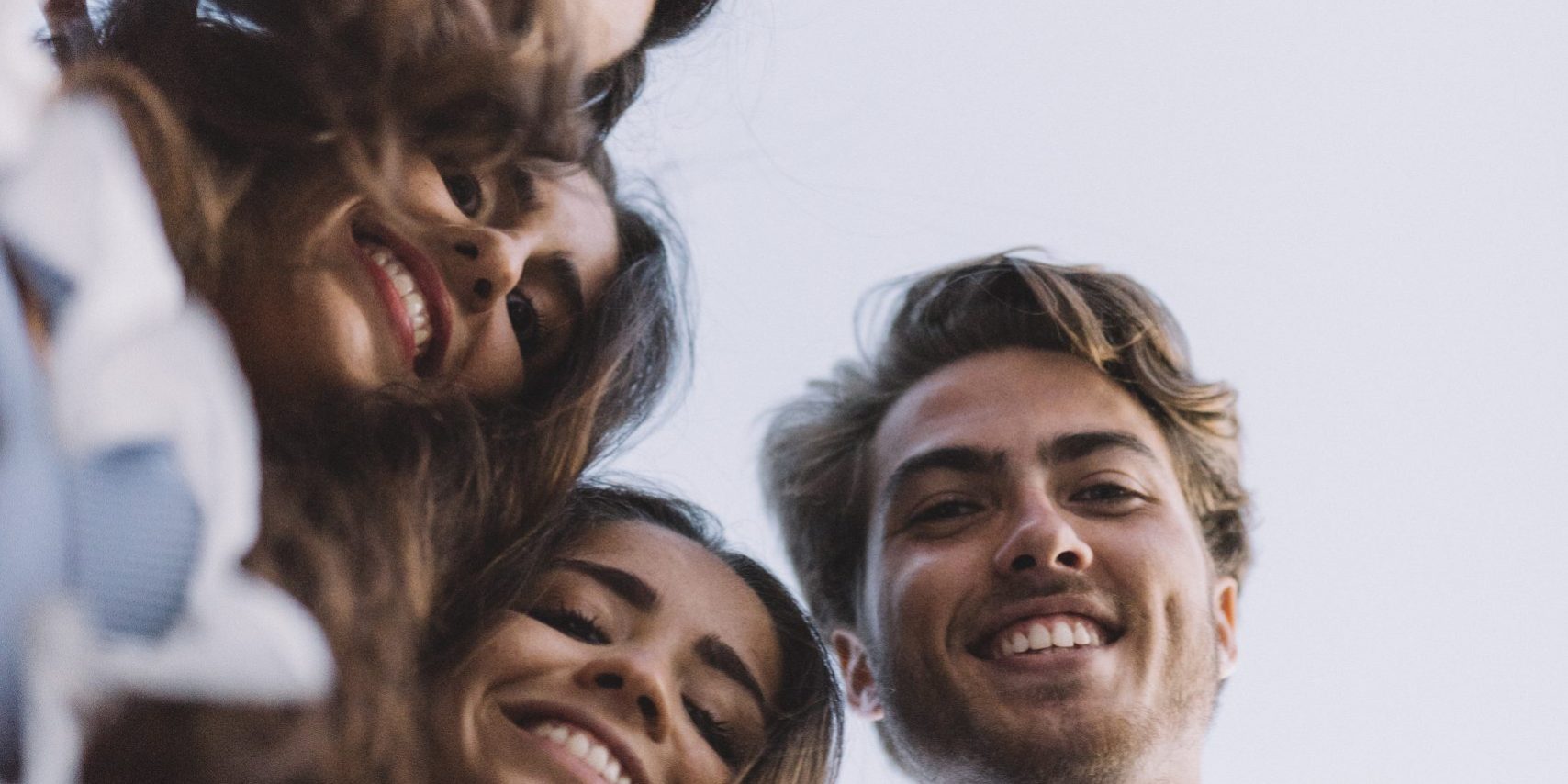 grupo-de-amigos-mirando-hacia-abajo